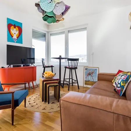 Artsy Place With A View דירה