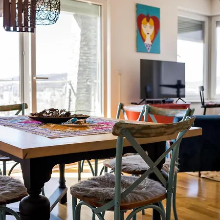 Artsy Place With A View דירה