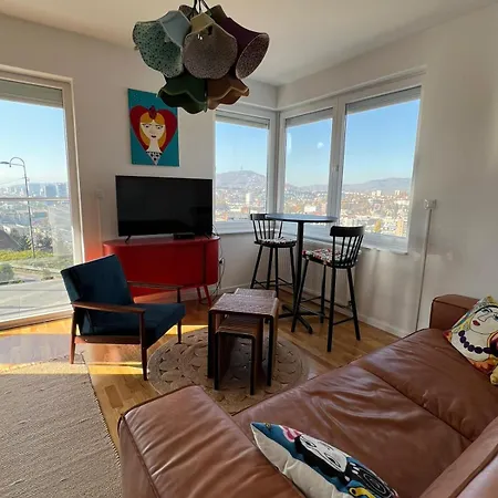 Artsy Place With A View דירה